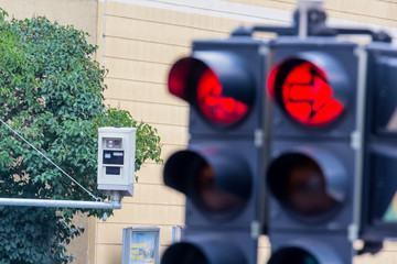 Verkehrsampel mit Rotlichtkamera