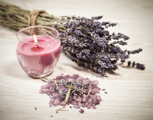 Obraz na płótnie Canvas Spa setting with Fresh lavender over wooden background with bath