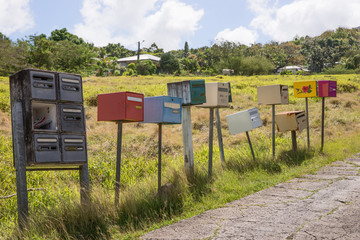 Briefkästen an einer Straße in Guadeloupe