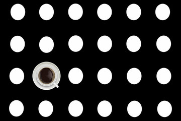 Caffè sulla tovaglia a pois