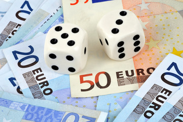 Dés à jouer et billets de banque