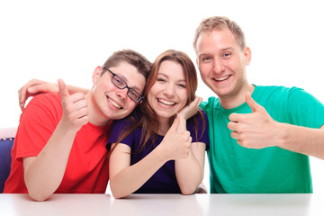 Obraz premium Friends sitting at a desk