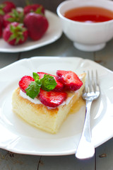 Law-fat cheesecake with strawberries and honey