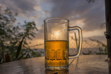 Halb volles Bierglas beim Sonnenuntergang
