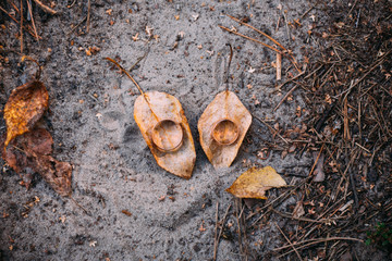 details wedding rings leaves autumn