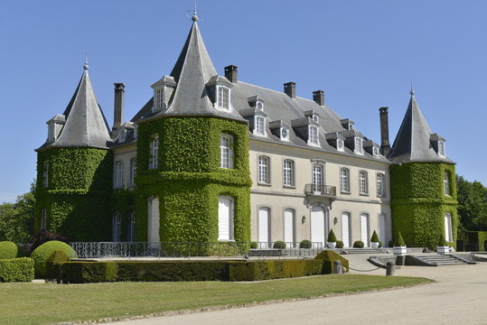 Le ch&acirc;teau de la Hulpe et ses tourelles couvertes de lierre 