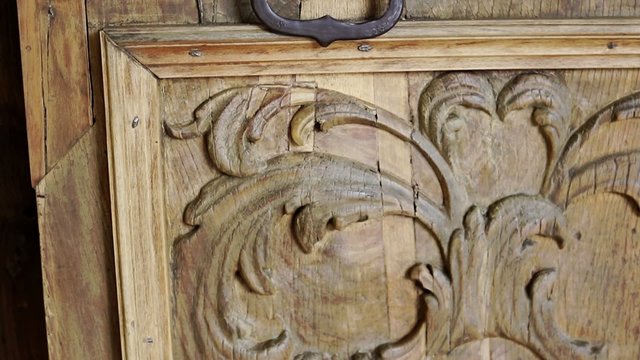 antica incisione su legno di castagno con catenaccio