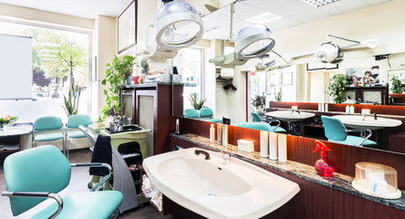 Sitzplatz beim Frisuer Waschplatz Trockenhaube