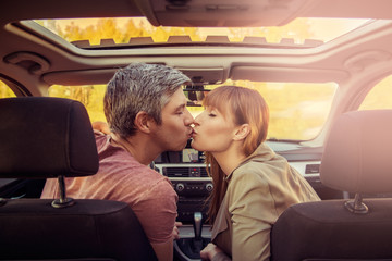 kissing car couple