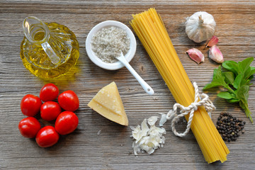 Pasta Tomaten Parmesan auf Holzhintergrund