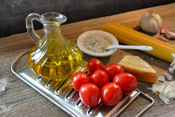 Pasta Tomaten Parmesan auf Holzhintergrund