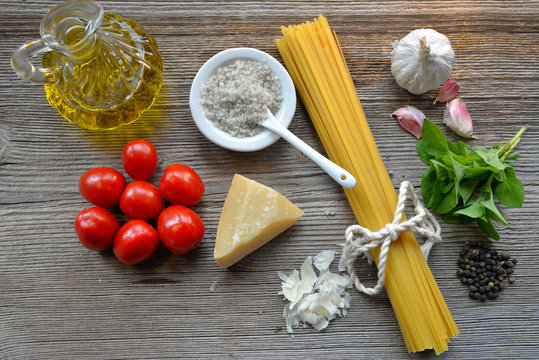 Pasta Tomaten Parmesan auf Holzhintergrund