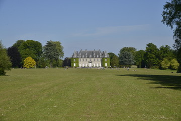Fototapeta na wymiar Le parc Solvay avec son château et son immense pelouse