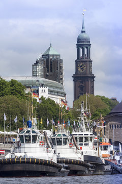 Hafenschlepper und Michel in Hamburg, Deutschland