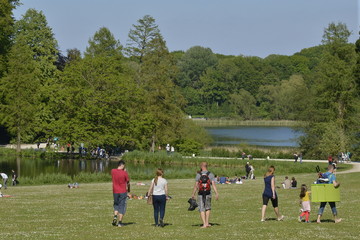 Promenade sur la pelouse près de l'étang Solvay 