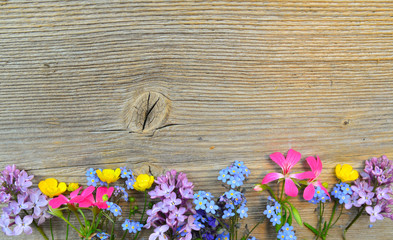 blumen auf einem  Holzbrett
