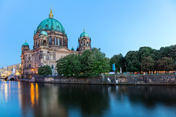 Fototapeta na wymiar Berliner Dom auf der Museumsinsel in der blauen Stunde