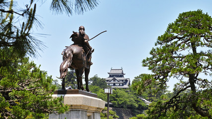 騎馬像と松江城