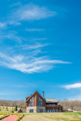 Obraz premium Modern house in bright summer day