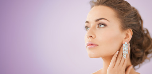 Naklejka premium woman with diamond earrings