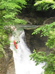kajakfahrer stürtzt sich den wasserfall runter © romy mitterlechner
