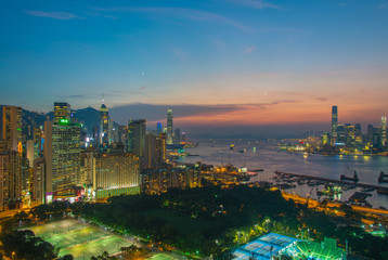 Fototapeta premium Widok na Hongkong w godzinach zachodu słońca