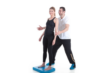 Trainer erklärt Gymnastikübung seiner Patientin Porträt