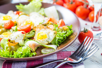 Salad vegetables and quail eggs