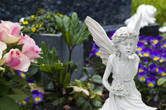 kleine Elfe inmitten von Blumen