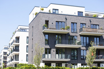 Fassade eines modernen Wohngebäudes in Hamburg, Deutschland - obrazy, fototapety, plakaty