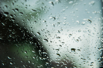 капли воды на стекле