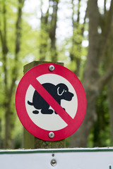 Schild Hinweis für Hundebesitzer auf dem Friedhof