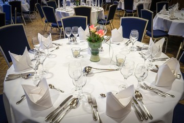 Gastronomie - eingedeckter Tisch für eine Hochzeit