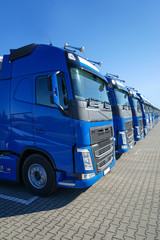 Spedition - Logistik. abgestellte  LKW - Flotte in einer Reihe