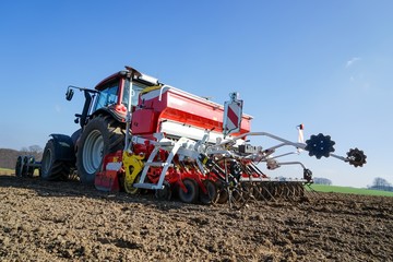 Getreideanbau - Fr&uuml;hjahrsbestellung, Schlepper mit S&auml;maschine
