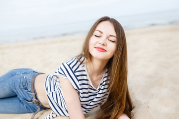 Fototapeta premium Beautiful stylish girl on sea beach