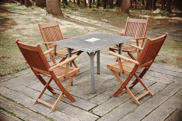 椅子とテーブル