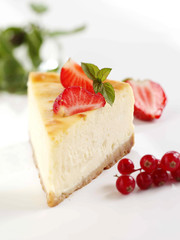 cheesecake with strawberries and red currant