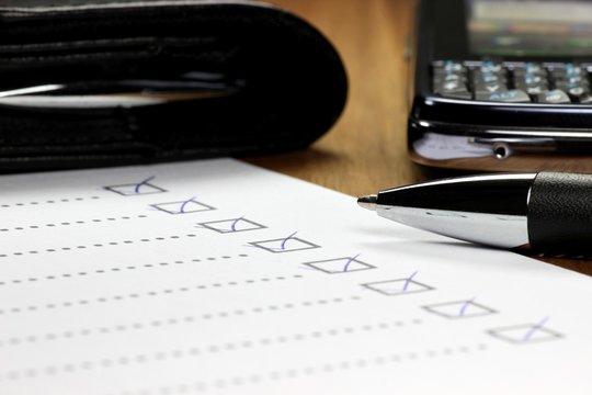 abgehakte Checkliste auf Schreibtisch