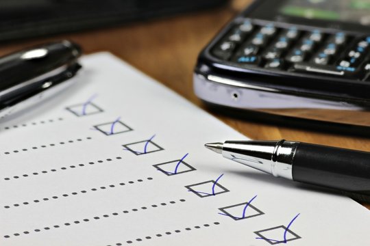 abgehakte Checkliste auf Schreibtisch