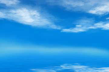 blauer Himmel mit Wolken am Tag über Meer mit Horizont