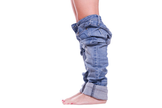 Frauenbeine mit runter gelassenen Hosen
