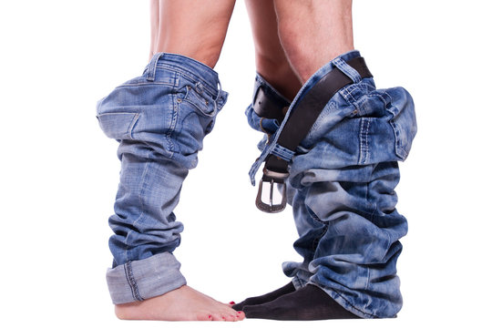 Beine mit runter gezogenen Hosen -F&uuml;&szlig;e zusammen