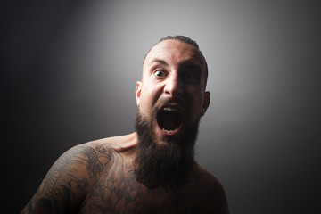 Hipster tatuado gritando