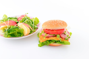 美味しそうなハンバーガーとサラダ