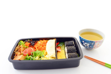 美味しそうなお弁当とお茶 