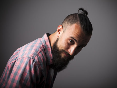 Hipster con camisa a cuadros y pirri inclinado