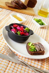 Винегрет, зеленый лук и сэндвич с селедкой.