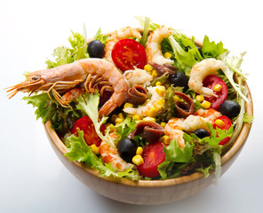  pizza with olives and tomatoes