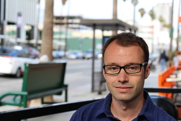 Obraz premium Handsome man with eyeglasses in the street